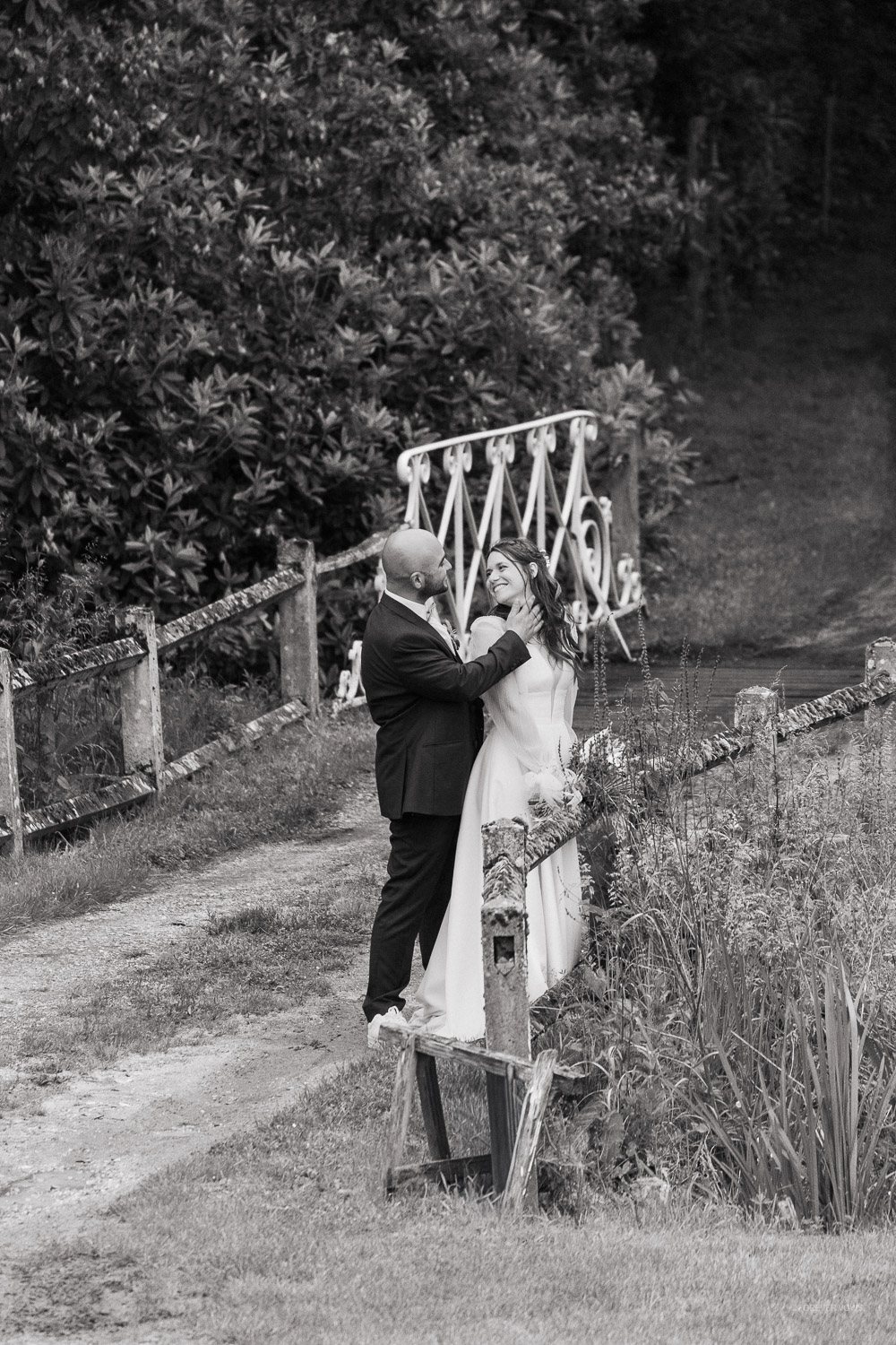 Alice et Yann s'embrassant sur le chemin — Forever Vows