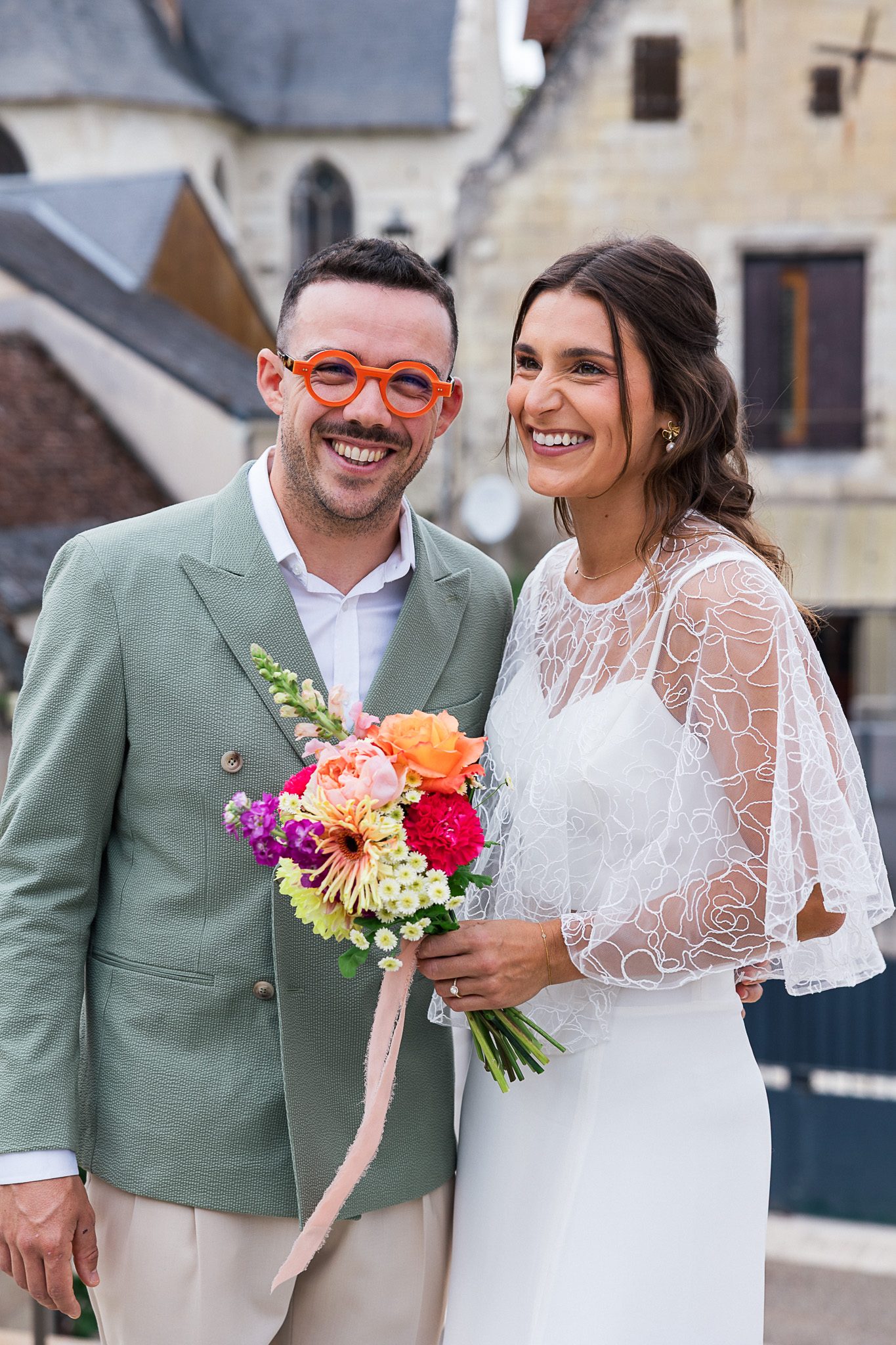 Soline et Simon, sourires et bouquet coloré devant le village