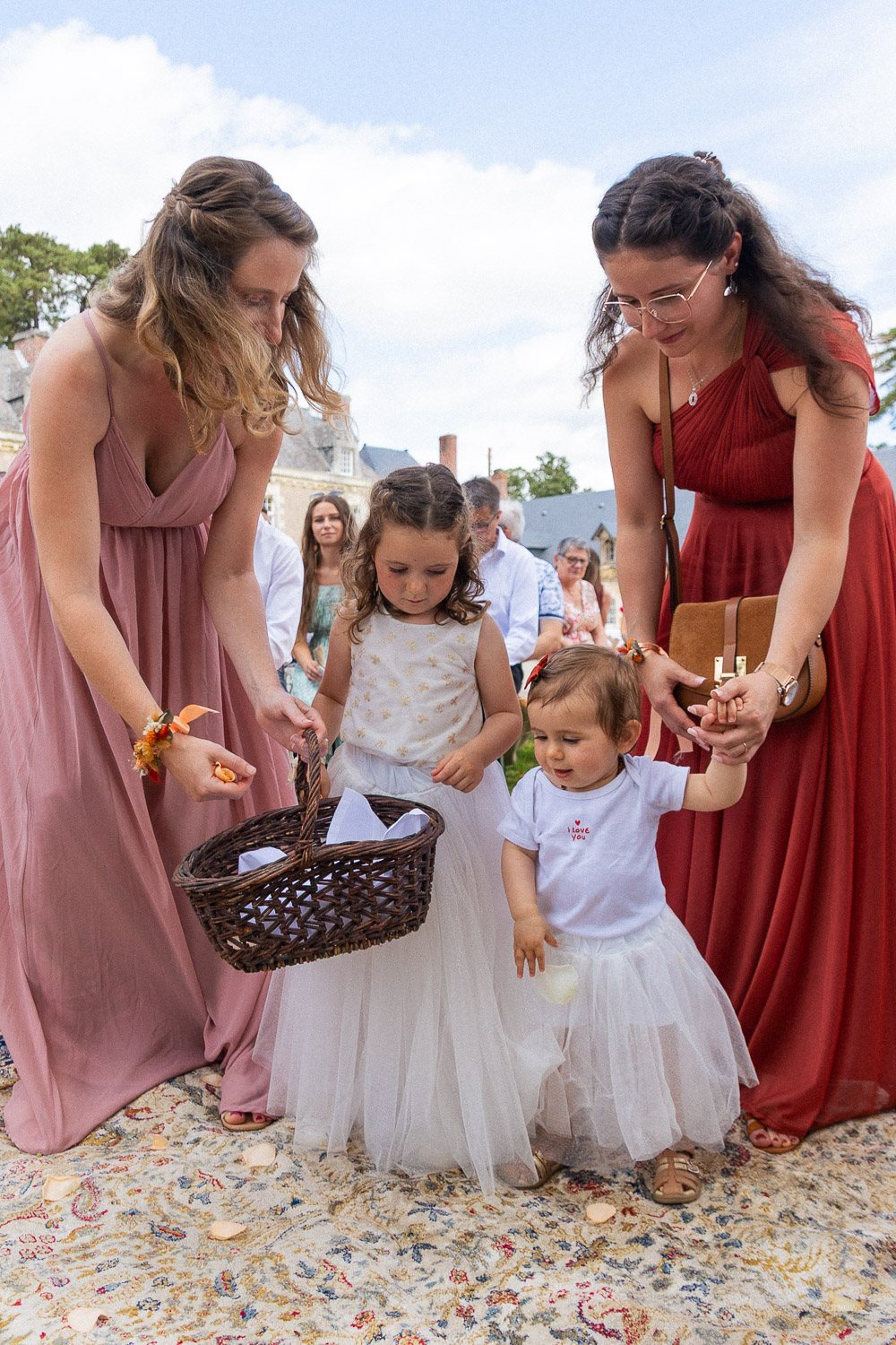 Enfants d'honneur lançant des pétales