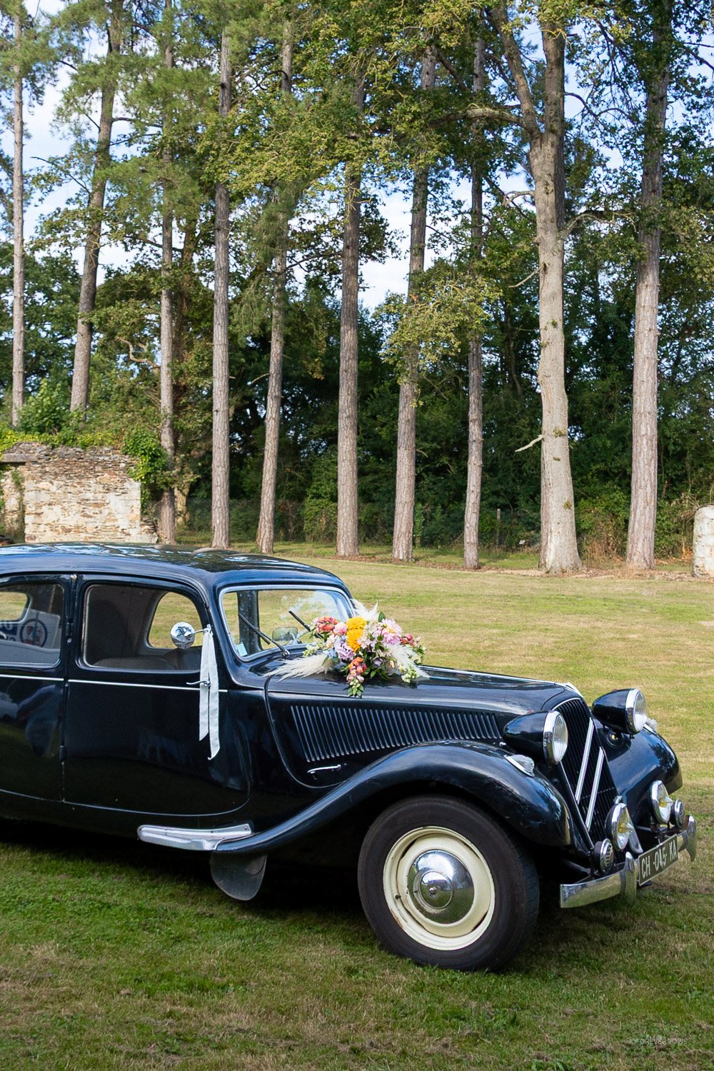 Voiture de collection des mariés